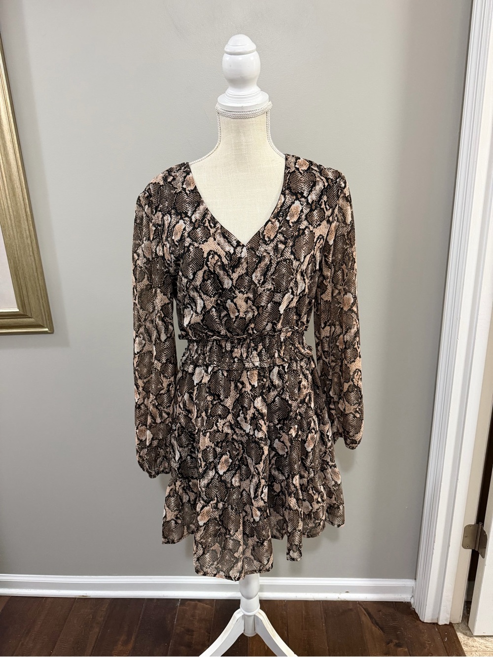 Moon Orchid V-Neck Long Sleeve Snake-Print Dress in Brown. Size M